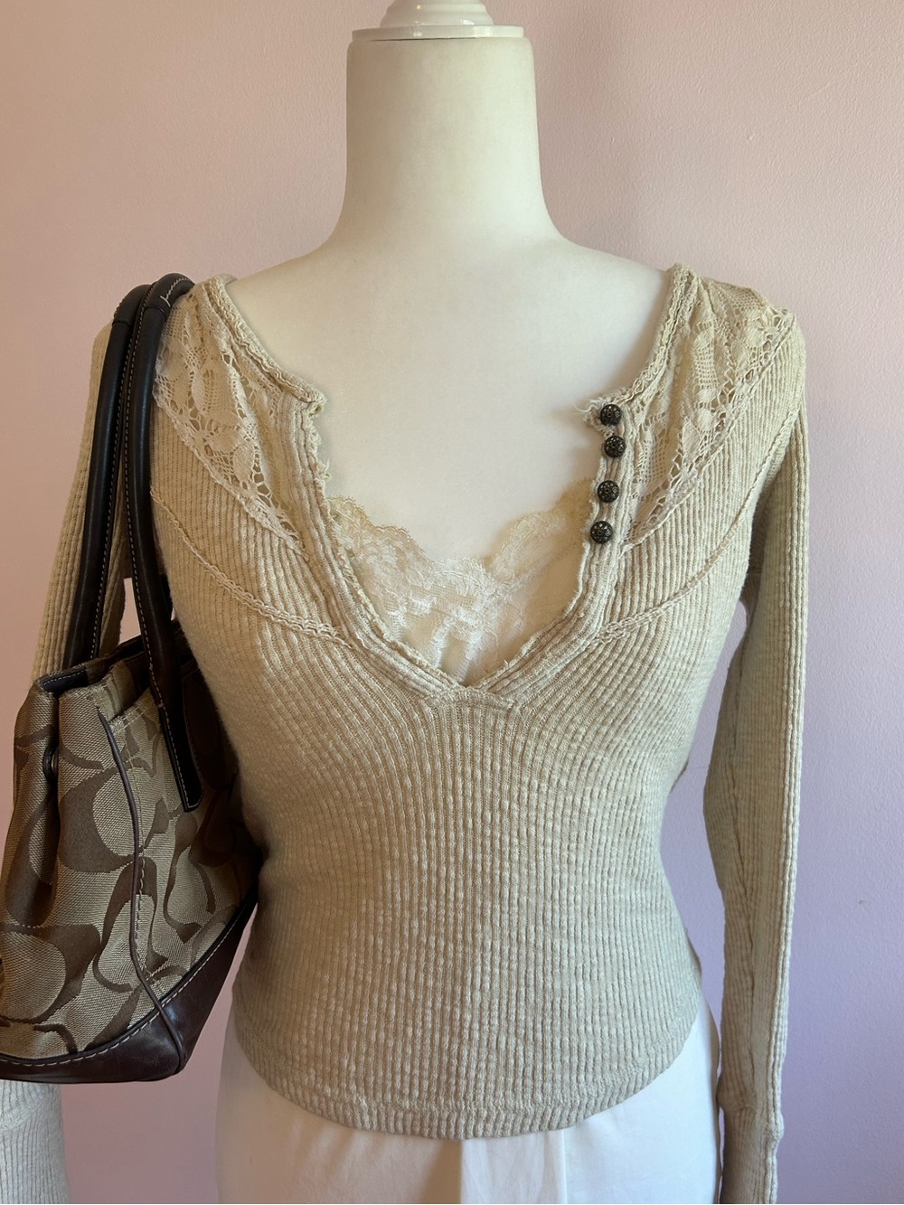 Cream ribbed knit long sleeve top with lace trim and button detail ☕️